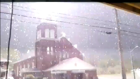 Graban el impacto de un rayo sobre una iglesia