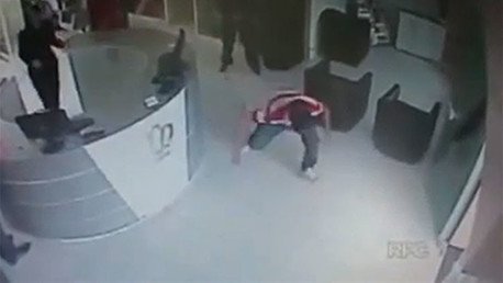 Intentan asaltar un salón de belleza pero no sabían quién se estaba tiñendo el cabello 