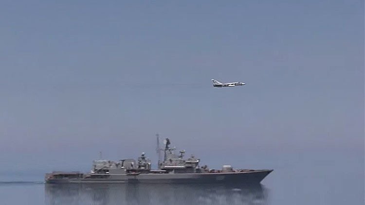 Nuevo video: Un caza ruso repele a un provocador destructor de EE.UU. en el mar Negro