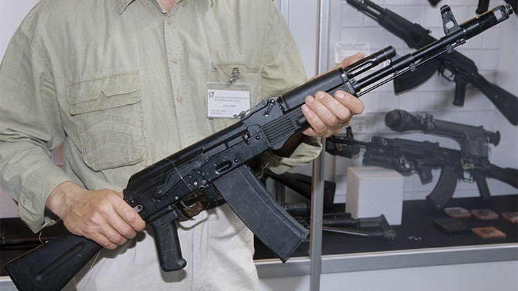 Grecia podría producir los famosos fusiles rusos Kaláshnikov
