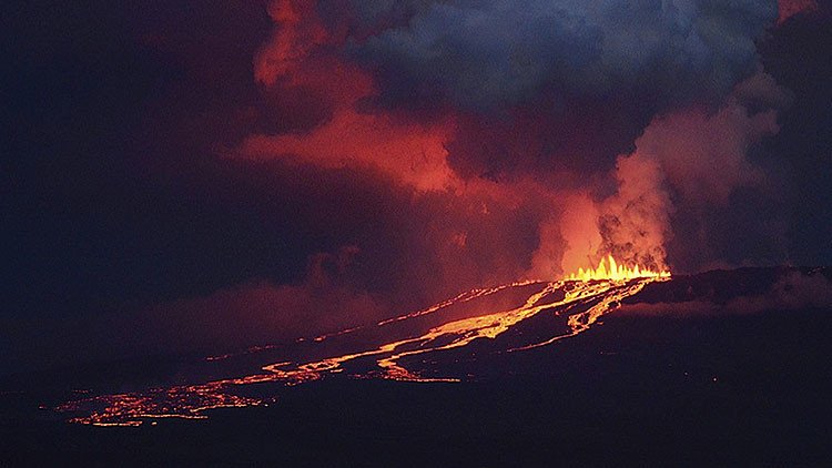 Islas Galápagos: Espectacular video de la llegada de la lava del volcán Wolf al mar 