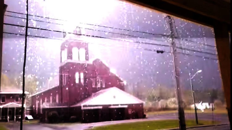 Un rayo 'ilumina' una iglesia durante una tormenta