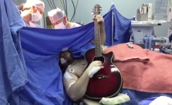 Toca canciones de 'The Beatles' mientras le quitan un tumor del cerebro