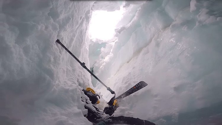 '127 horas' en la vida real: Dramático momento de un esquiador que cae en la grieta de un glaciar