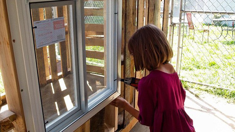 Niña de 9 años construye casas para sintecho: "Todo el mundo debe tener un lugar para vivir"