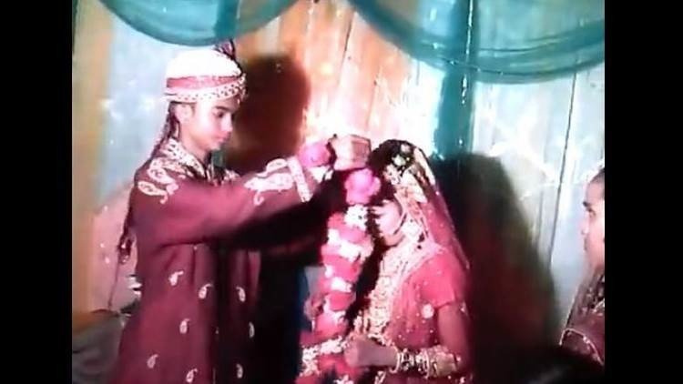 ¿La novia más torpe?: Una joven ‘se atasca’ en el rito nupcial indio