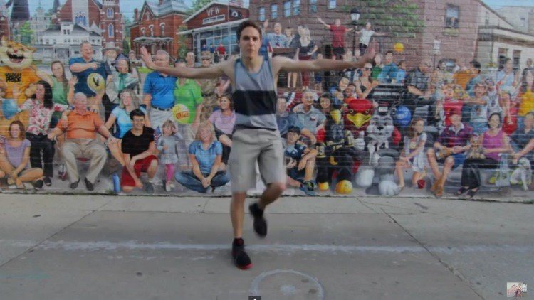 El chico que bailó 100 días ahora lo hace en 100 lugares diferentes