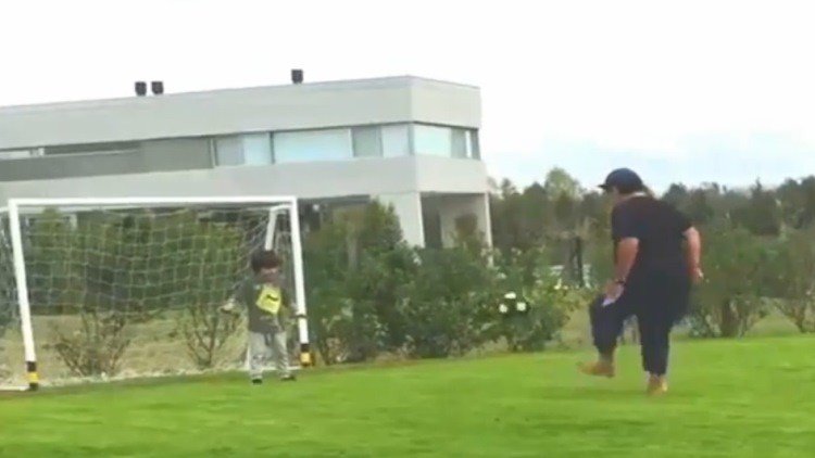 Nieto de Maradona le gana al '10' en un picadito de fútbol 