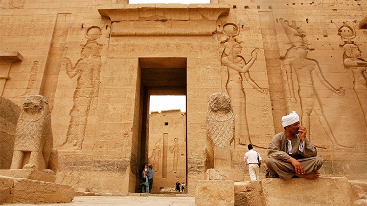 Hallan en Egipto seis tumbas con momias de más de 2.500 de años de antigüedad