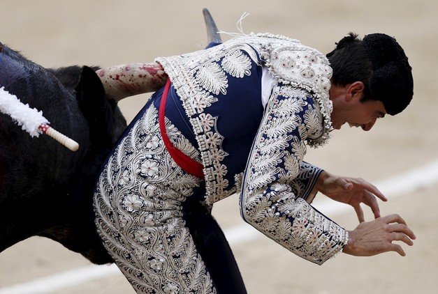 Fuertes imágenes: Torero español pierde un testículo en una brutal cornada