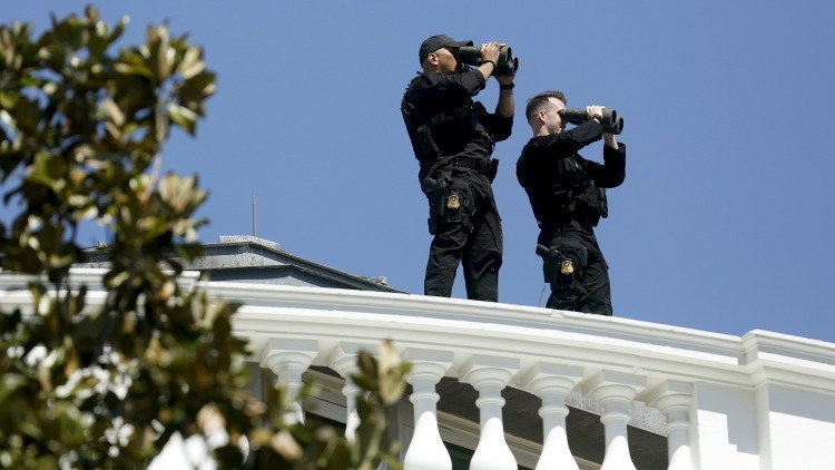 Evacúan la sala de conferencias de la Casa Blanca por motivos de seguridad