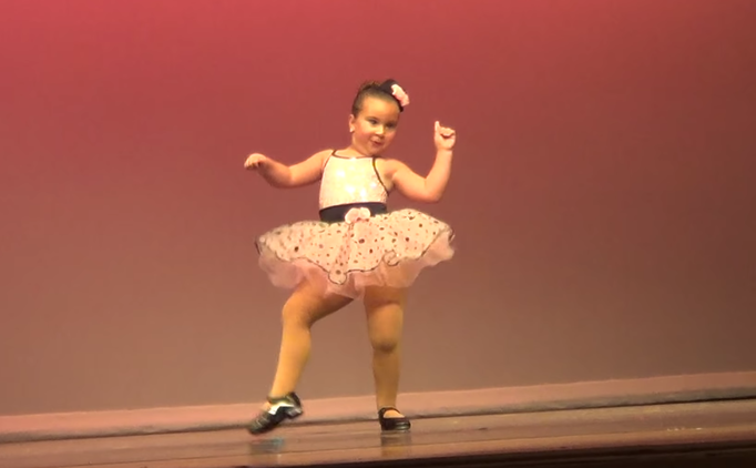 La niña que 'baila como si nadie la estuviera viendo', convertida en fenómeno viral en la Red