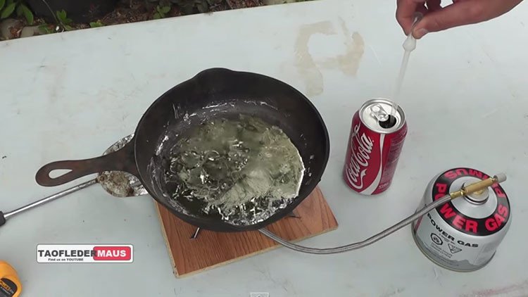 ¿Qué pasa si 'se fríe' Coca-Cola en plomo fundido? 