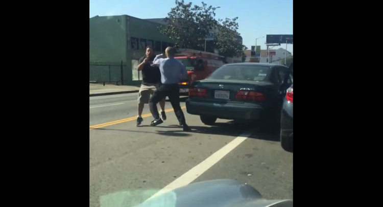 Un hombre casi pierde la cabeza (literalmente) en una pelea callejera