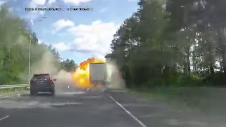 Terrorífico accidente: Conductor se quema vivo y otro ocupante fallece al estrellarse un camión 