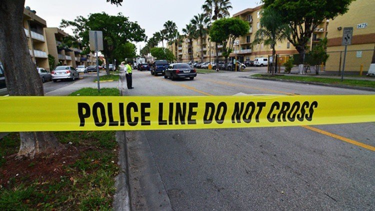 Un policía de Miami mata a tiros a un negro sintecho delante de decenas de niños