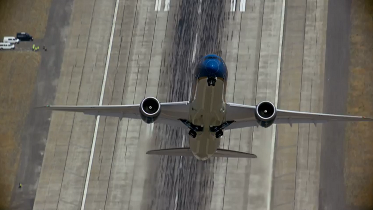 Así es el espectacular despegue vertical del nuevo Boeing 787