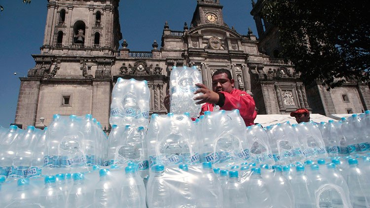 ¿Cómo explican tanta sed?: México, líder en consumo de agua embotellada