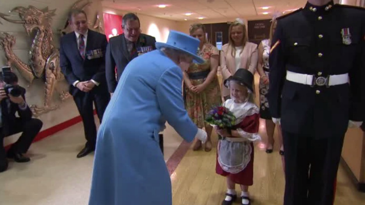 El 'honor' de conocer a la reina Isabel II y llevarse un bofetón en la cara de regalo