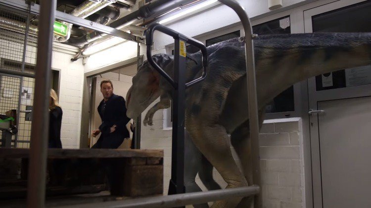 Dos dinosaurios de goma asustan al valiente entrenador de velociraptors de ‘Jurassic World’
