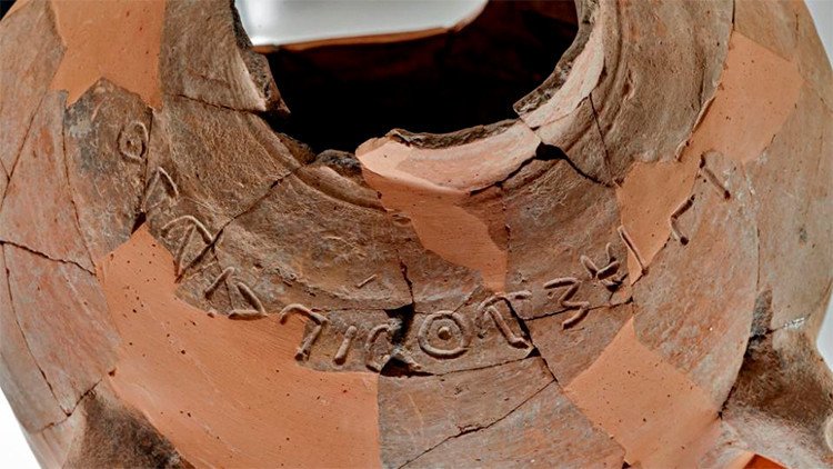 Israel: Hallan una desconcertante inscripción con referencias bíblicas en una tinaja de 3.000 años