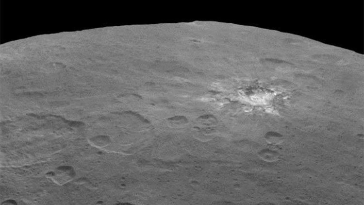 La NASA publica otra foto de la mancha brillante de origen desconocido en Ceres