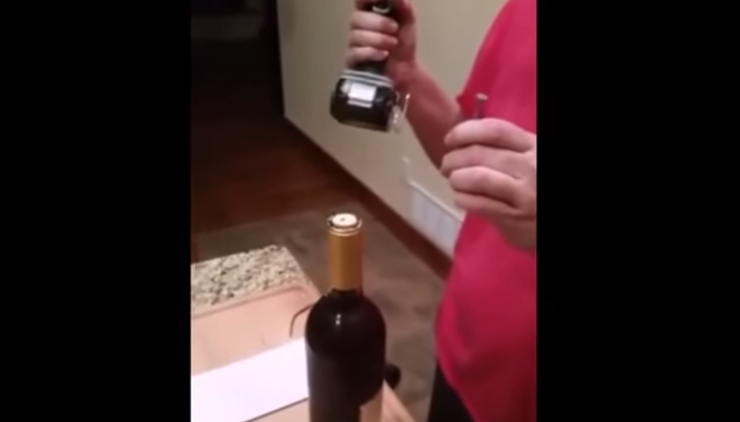 ¿Cómo abrir una botella de vino cuando no tenga sacacorchos?
