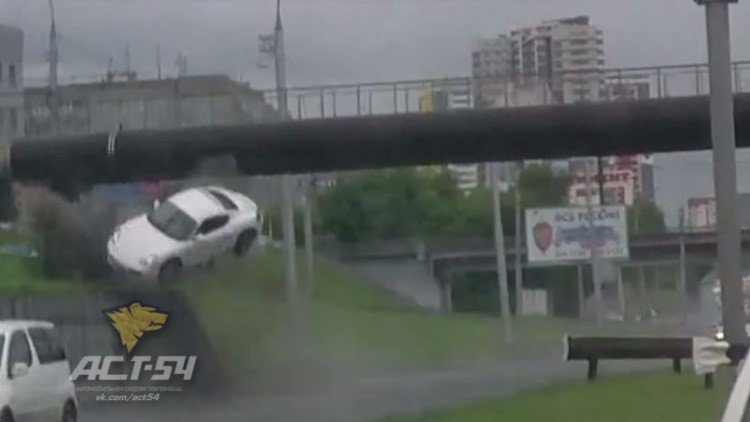 Impactante accidente: Un Porsche fuera de control sale volando en una ciudad rusa