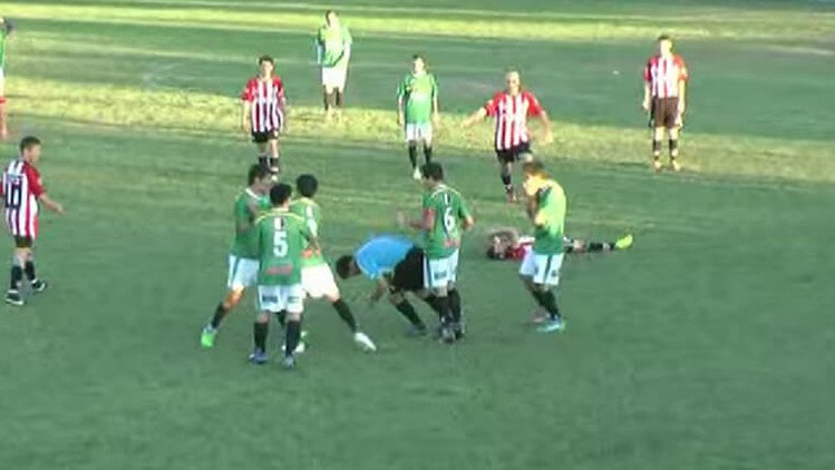 Jugador argentino noquea a un árbitro por una tarjeta amarilla