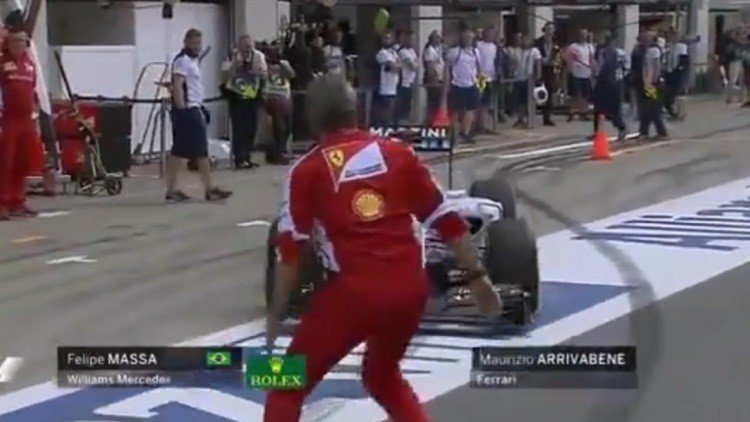 Felipe Massa casi atropella al 'jefe' de Ferrari