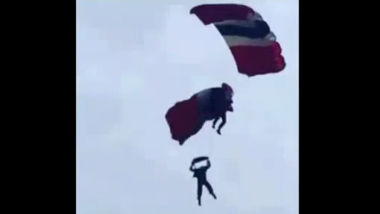 Paracaidista salva la vida a su compañero en pleno espectáculo