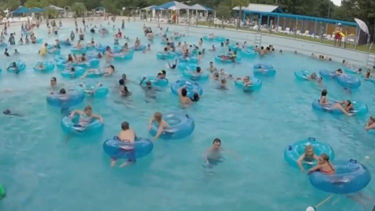 ¿Es capaz de ver cuál de estos niños se está ahogando en la piscina?