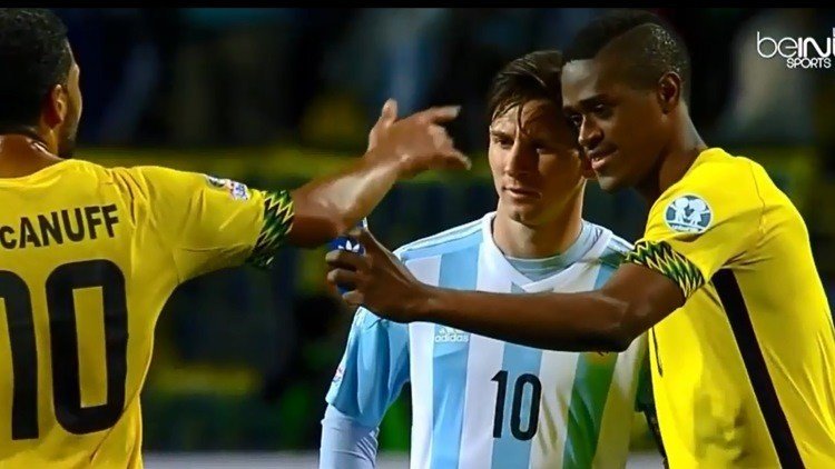 Un jugador de Jamaica se hace un ‘selfie’ con Messi nada más acabar el partido