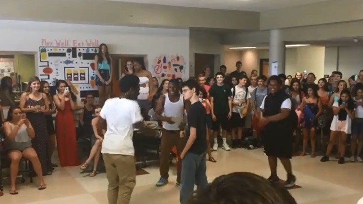 Un adolescente de aspecto ‘nerd’ sorprende a todos en un combate de baile