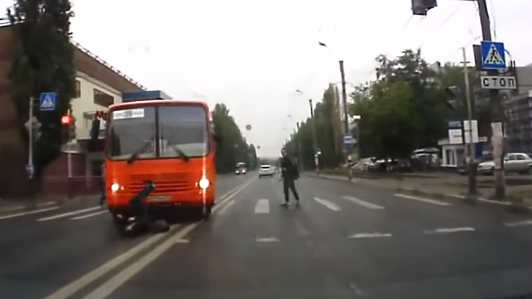 FUERTES IMÁGENES: Un bus se pasa la luz roja y arrolla a un peatón