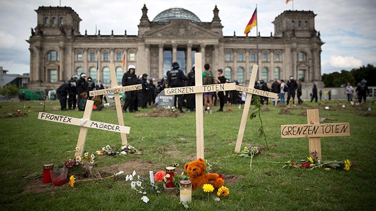 Fotos, Video: Alemanes cavan un centenar de 'tumbas' en solidaridad con los migrantes
