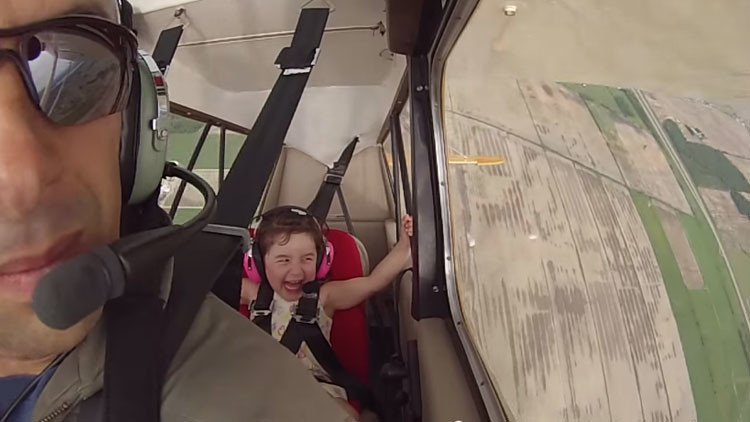 ‘¡Otro rizo más!’: Niña de 4 años ríe compulsivamente en primer vuelo acrobático con su padre