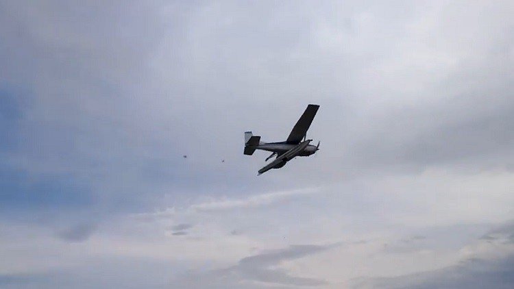 Un piloto aterriza tras sobrevivir a una colisión mortal entre dos avionetas