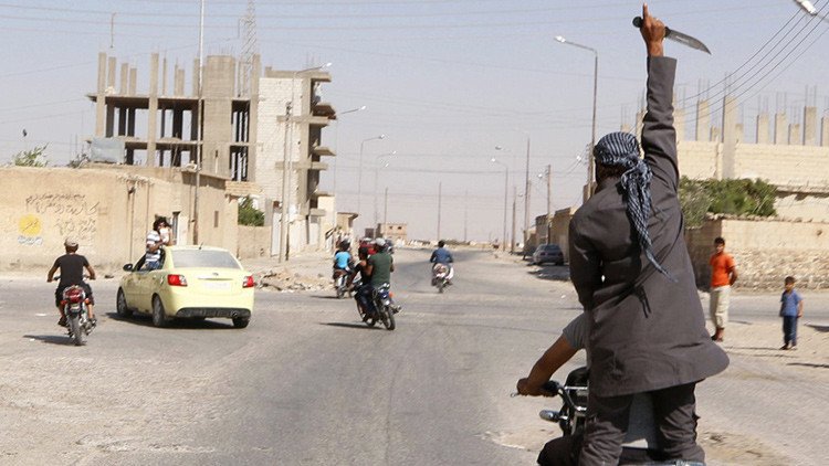 Guerra entre terroristas: El Estado Islámico decapita a un líder del Frente al Nusra