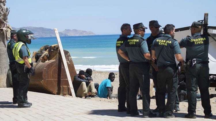 Video: Narcotraficantes descargan droga a plena luz del día en una playa española