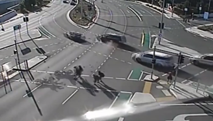 Un motociclista cruza con el semáforo en rojo y casi acaba con la vida de un grupo de niños