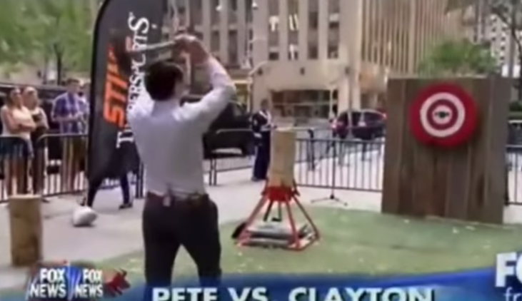 Un presentador de Fox News lanza un hacha a un tamborilero durante una emisión en vivo