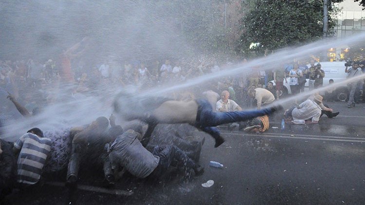 FUERTES IMÁGENES: Violenta represión de las protestas en Armenia