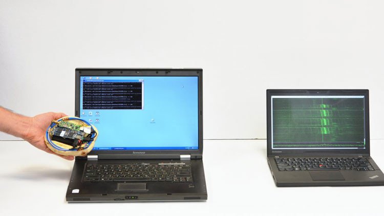 Exclusiva a RT: Así se 'hackea' un laptop con pan de pita y ondas de radio