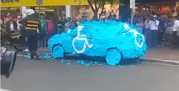 Ira cívica: Los brasileños se vengan contra un coche aparcado en un lugar para discapacitados