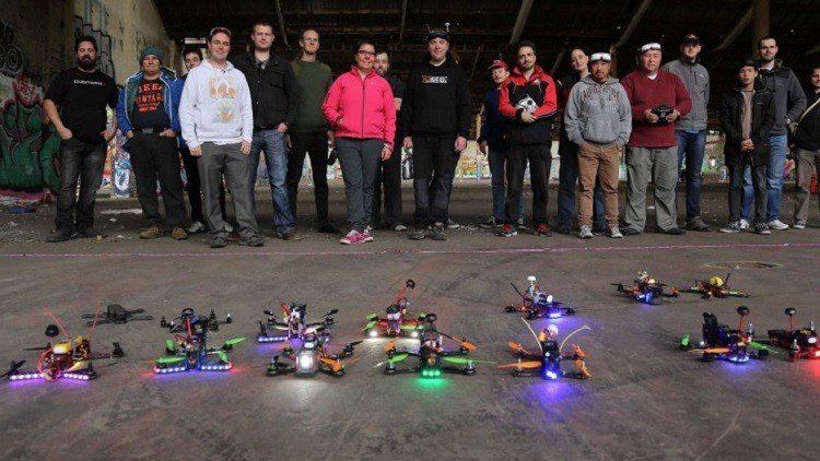 Juego de drones: espectacular carrera en primera persona dentro de un almacén