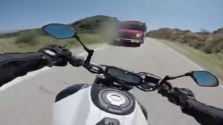 Motociclista graba su propio accidente 