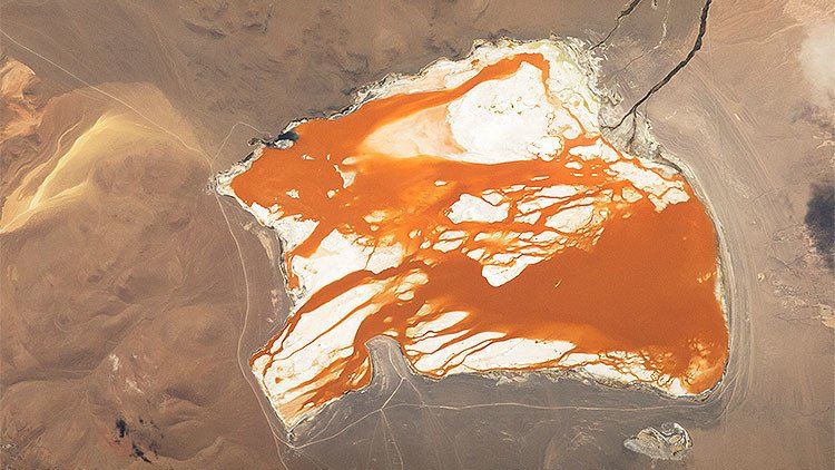 La foto 'mágica' de una laguna boliviana captada desde el espacio