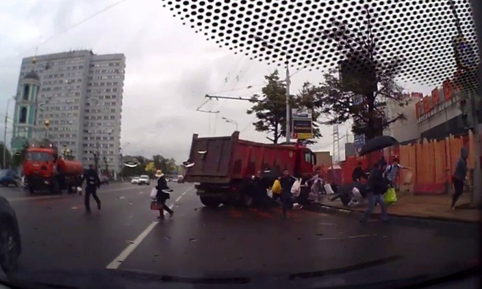 'Estacionamiento en paralelo fallido': Pánico peatonal ante el derrape de un camión