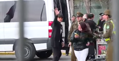 Bello gesto: Alexis Sánchez salva a una de sus fans de la Policía